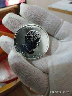 2014 Canadian maple 1oz silver coin.