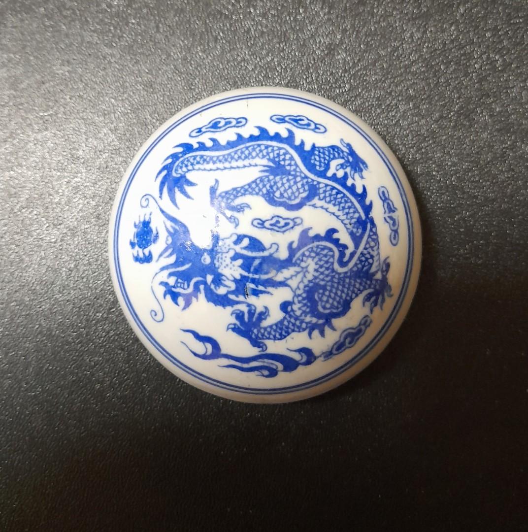 清乾隆時代 染付 青花祥瑞花卉文四方印泥盒 蓋盒 釘刻文字 香盒(E-65) 乾隆年製款-手繪青花祥龍戲珠印泥盒, 興趣及遊戲, 手作＆自家