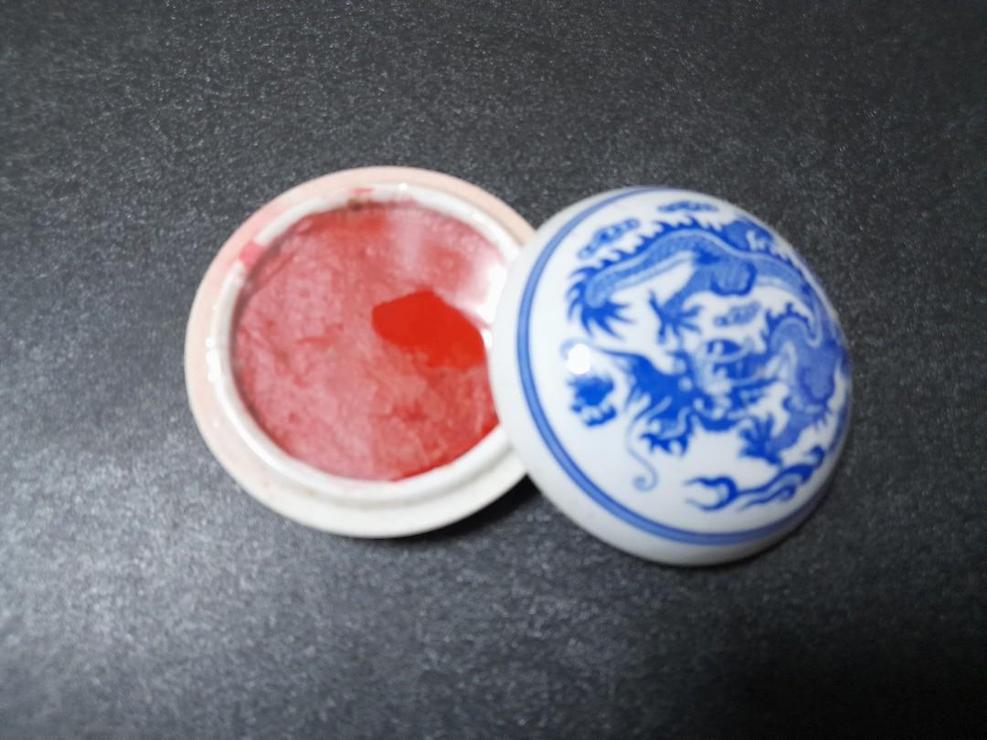 清乾隆時代 染付 青花祥瑞花卉文四方印泥盒 蓋盒 釘刻文字 香盒(E-65) A small blue and white square seal paste box and cover, Late