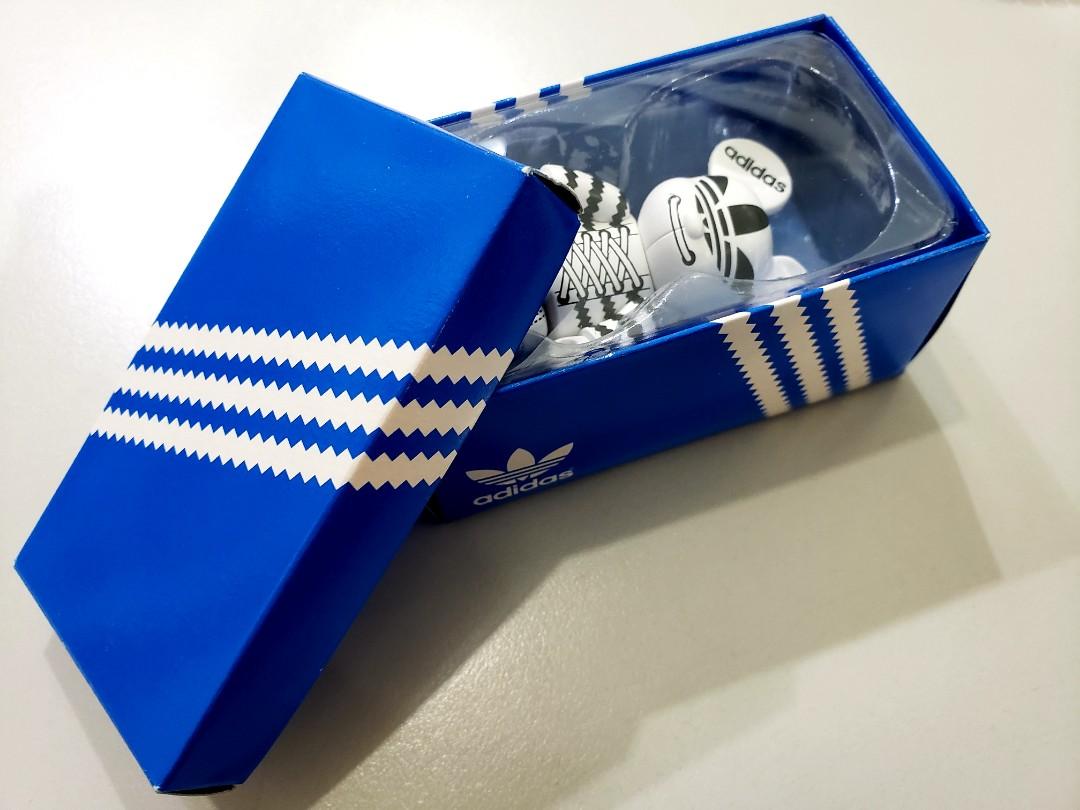 非売品 adidas オリジナルス toy2R Qee キーホルダー　ノベルティ 非売品 adidas toy2R Qee キーホルダー フィギュア ノベルティ