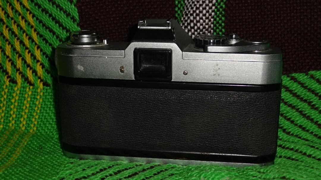 Canon FTQL film SLR camera (Category: Cameras) located in Paranaque City. Submitted by kutoi.ancheta (Listing ID 1154526990, Image 3). Description: Canon FTQL film SLR camera Japan Canon FD mount https://en.wikipedia.org/wiki/Canon_FT_QL ₱3000 negotiable condition: working condition! Meter seems to be working! ☝️just remember to check the light seals before loading a film! ✔️meter functioning ✔️film advance lever ✔️shutter release ✔️selector dial