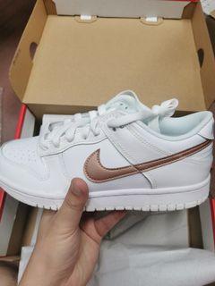 Dunk low white metallic red bronze