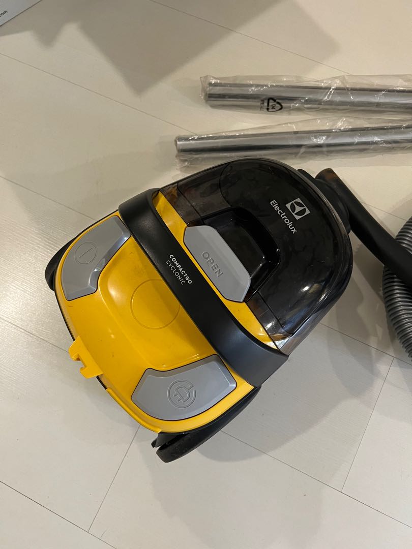 Electrolux Bagless Vacuum Cleaner CompactGo Cyclonic in great working condition!, TV & Home
