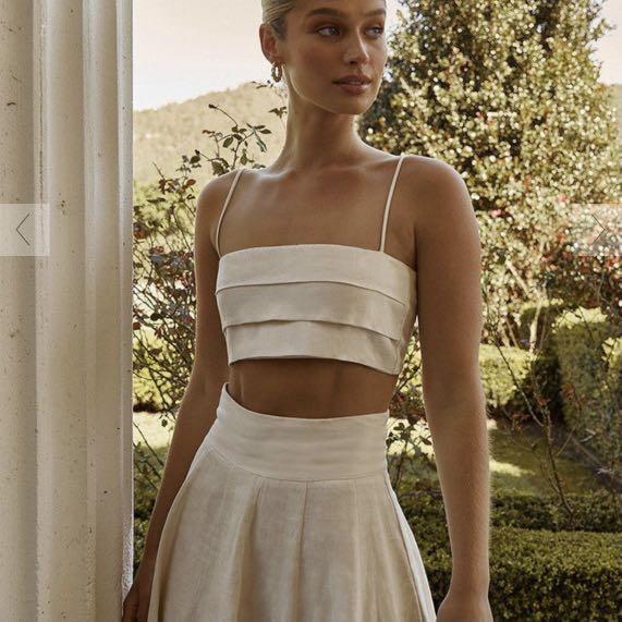Aisle Pearl Linen Pleated Crop Top 
