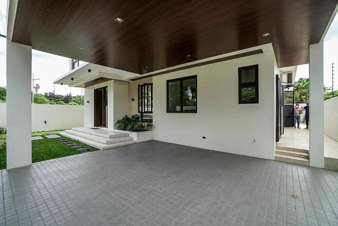 RC Fully furnished Modern House in Britanny Neopolitan Fairview QC near