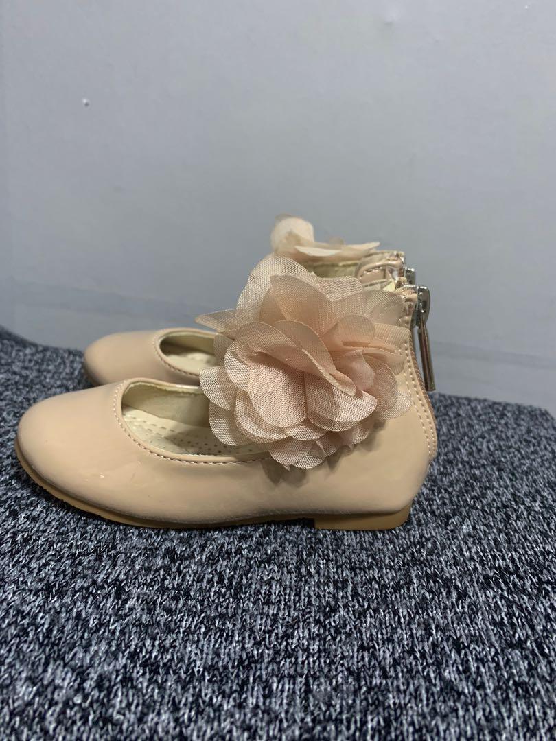 Tahari store girl flats