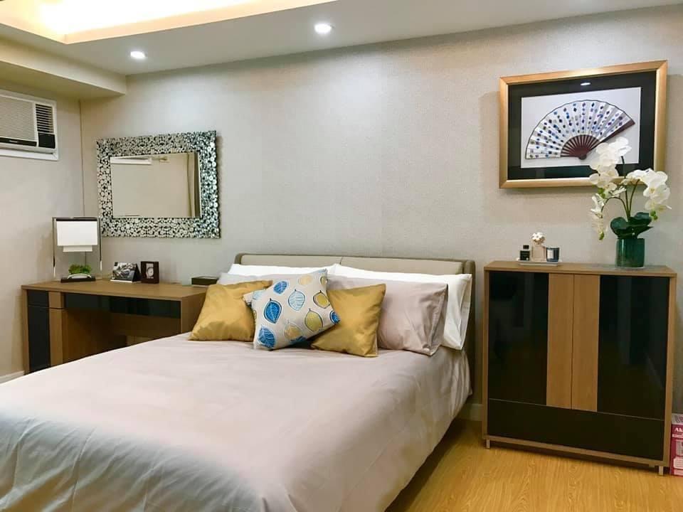 The Grove by Rockwell Ortigas (Category: Apartments & Condos) located in Quezon City. Submitted by bengco99 (Listing ID 1154425974, Image 1). Description: very nicely interiored ,one bedroom fully furnished unit ideal for bachelor or expat working in Ortigas Center..priced at 15 M .slightly negotiable. very nice, styled lijeva hotel suite. Complete kitcgen appliances n noce comfy bed n mattress. See to appreciate, close to Tiendesitas, Robinsons 