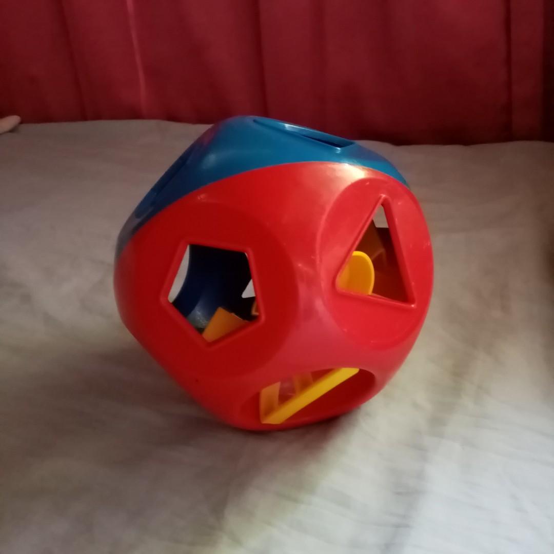 TUPPERWARE RETRO SHAPE SORTING BALL, Babies & Kids, Infant Playtime on