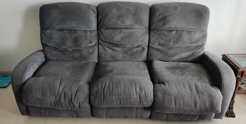 Negotiable price Heavily used Recliner Sofa with Fabric upholstery