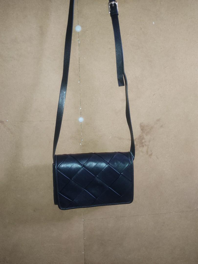 H&M leather woven bag (Category: Cross-body Bags) located in Angeles City. Submitted by Archive21 (Listing ID 1154633619, Image 2). Description: Authentic H&M woven bag Used Once. 9.5/10 condition Shipping to be handled by the buyer Mode of Payment: Gcash Courier: LBC.