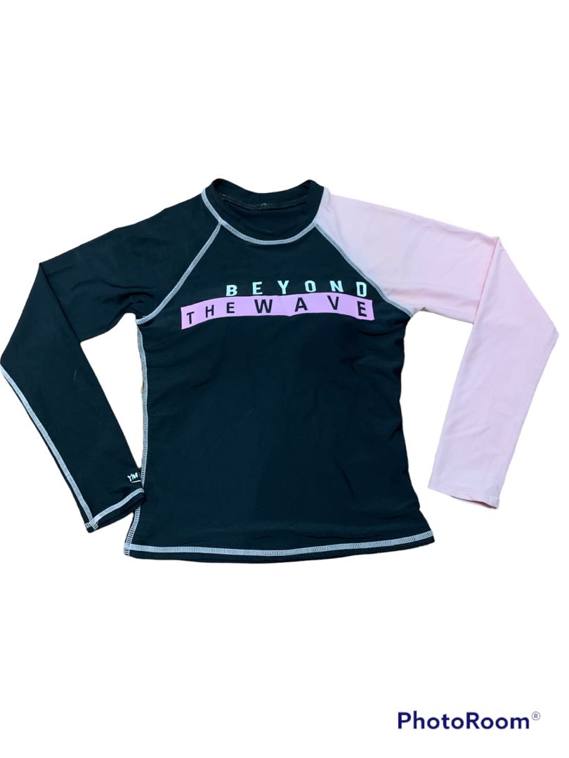 Padded Rashguard, Women's Fashion, Swimwear, Rash guard on Carousell