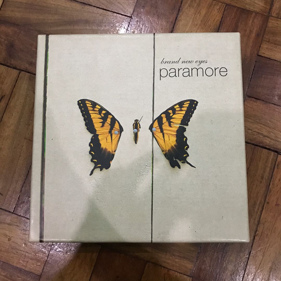 Brand New Eyes - Paramore (LIMITED DELUXE EDITION no. 12698