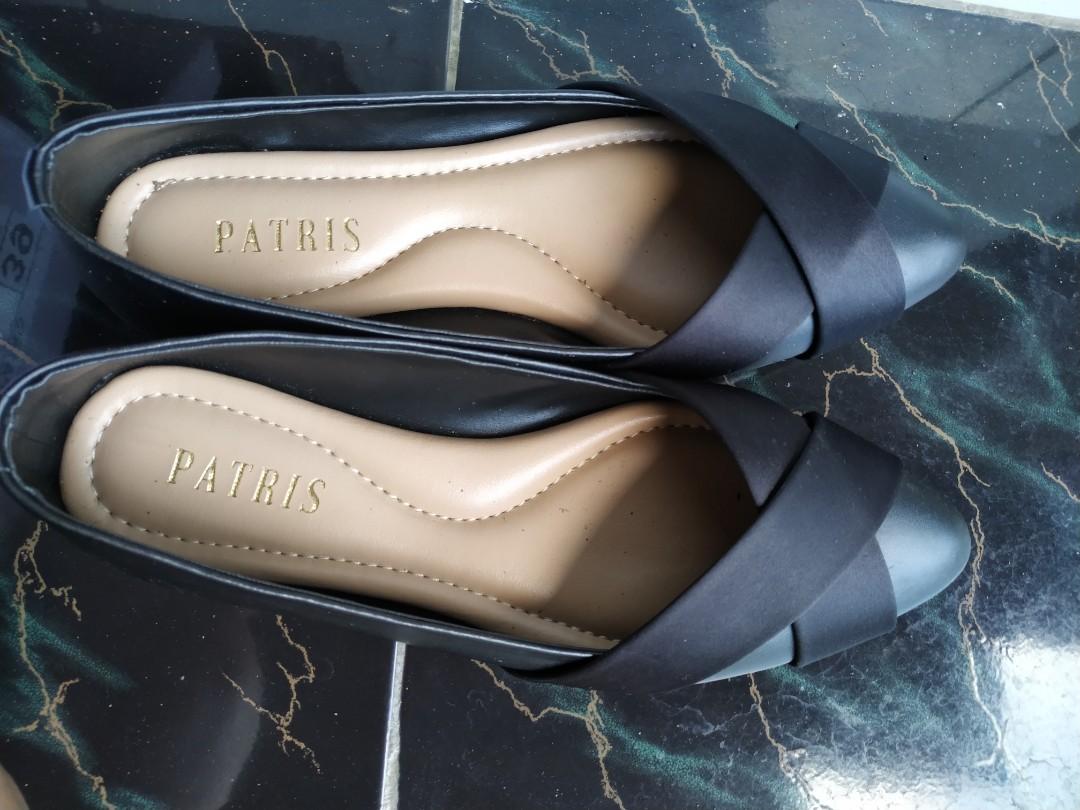 Sepatu flat hitam Patris Slavina 