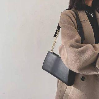 Solid Chain Shoulder bag in Black