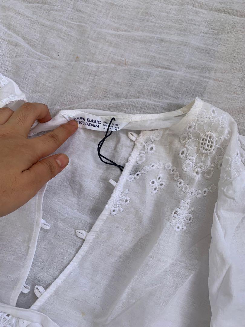 Zara white blouse (Category: Blouses) located in Manila. Submitted by marieljayeah (Listing ID 1154578457, Image 3). Description: brand new w tag, but missing ‘tali’ 😂 small-medium! soo nice!.