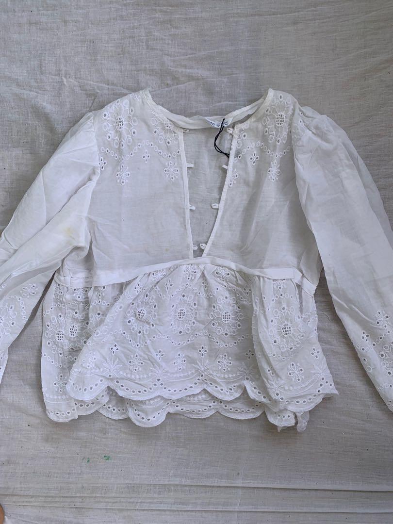 Zara white blouse (Category: Blouses) located in Manila. Submitted by marieljayeah (Listing ID 1154578457, Image 2). Description: brand new w tag, but missing ‘tali’ 😂 small-medium! soo nice!.