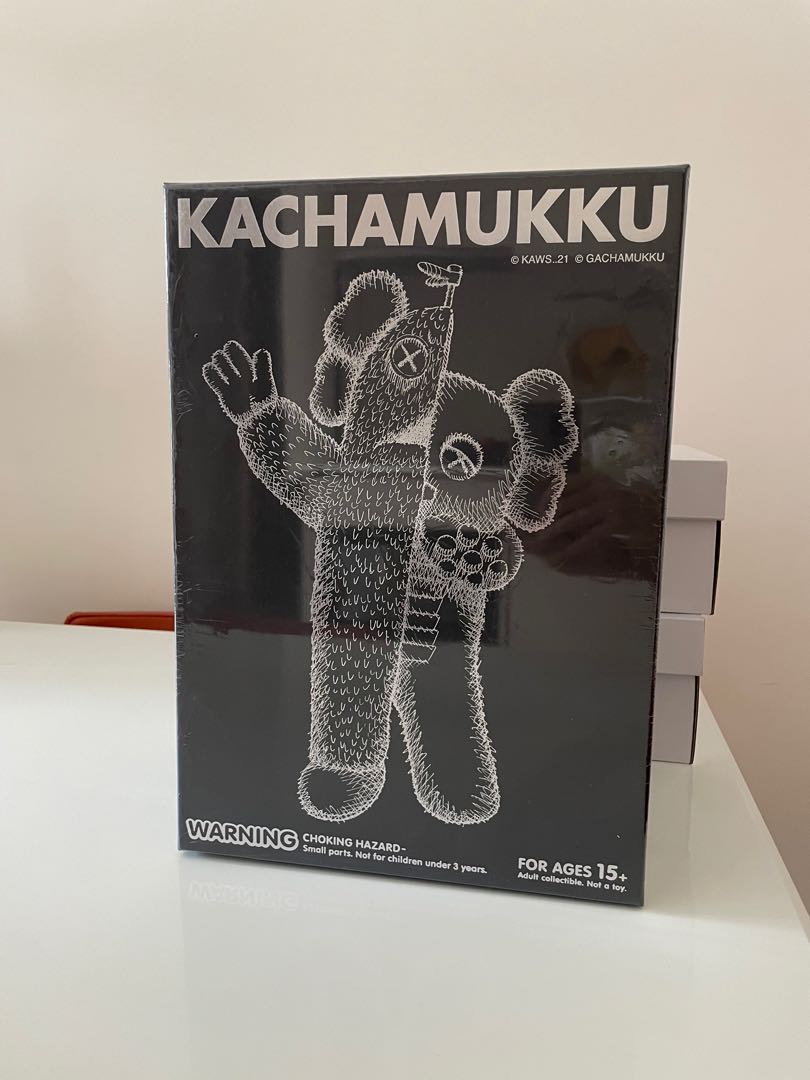 現貨Kaws Kachamukku Vinyl Figure Black, 興趣及遊戲, 收藏品及紀念品