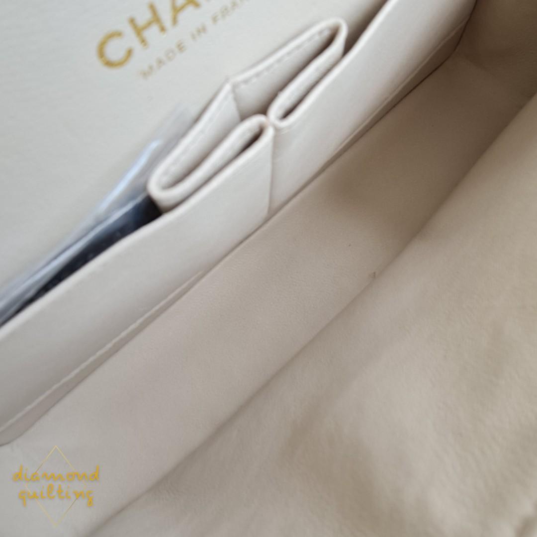 Vintage Chanel Comparison: Small vs Medium/Large Classic Flaps - What Fits  Inside, Mod Shots, etc. 