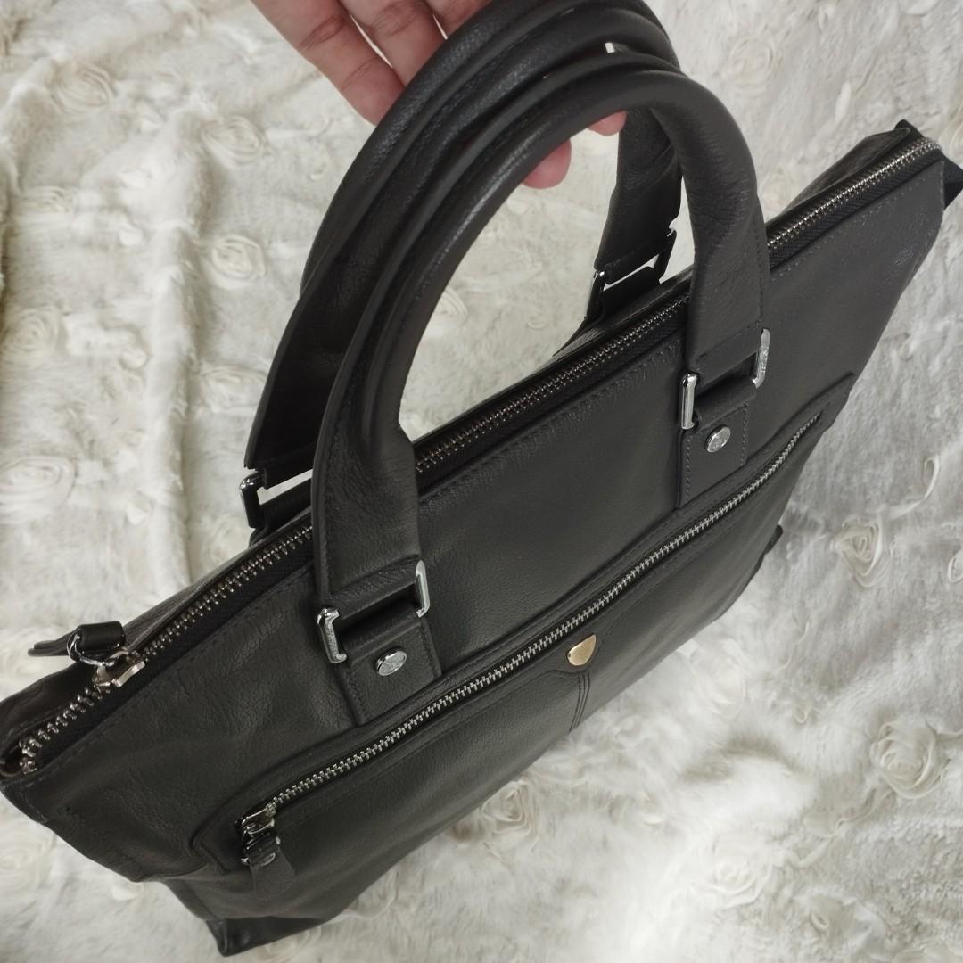 SALE!! Auth Bandicoot Laptop/Document Bag (Category: Laptop Bags & Sleeves) located in Binan City. Submitted by lehcarsmusthaves (Listing ID 1154901395, Image 2). Description: 💕genuine leather 💕high-quality 💕gray color 💕can fit small laptops 💕minimal signs of use Please manage your expectations as this is not brand new.