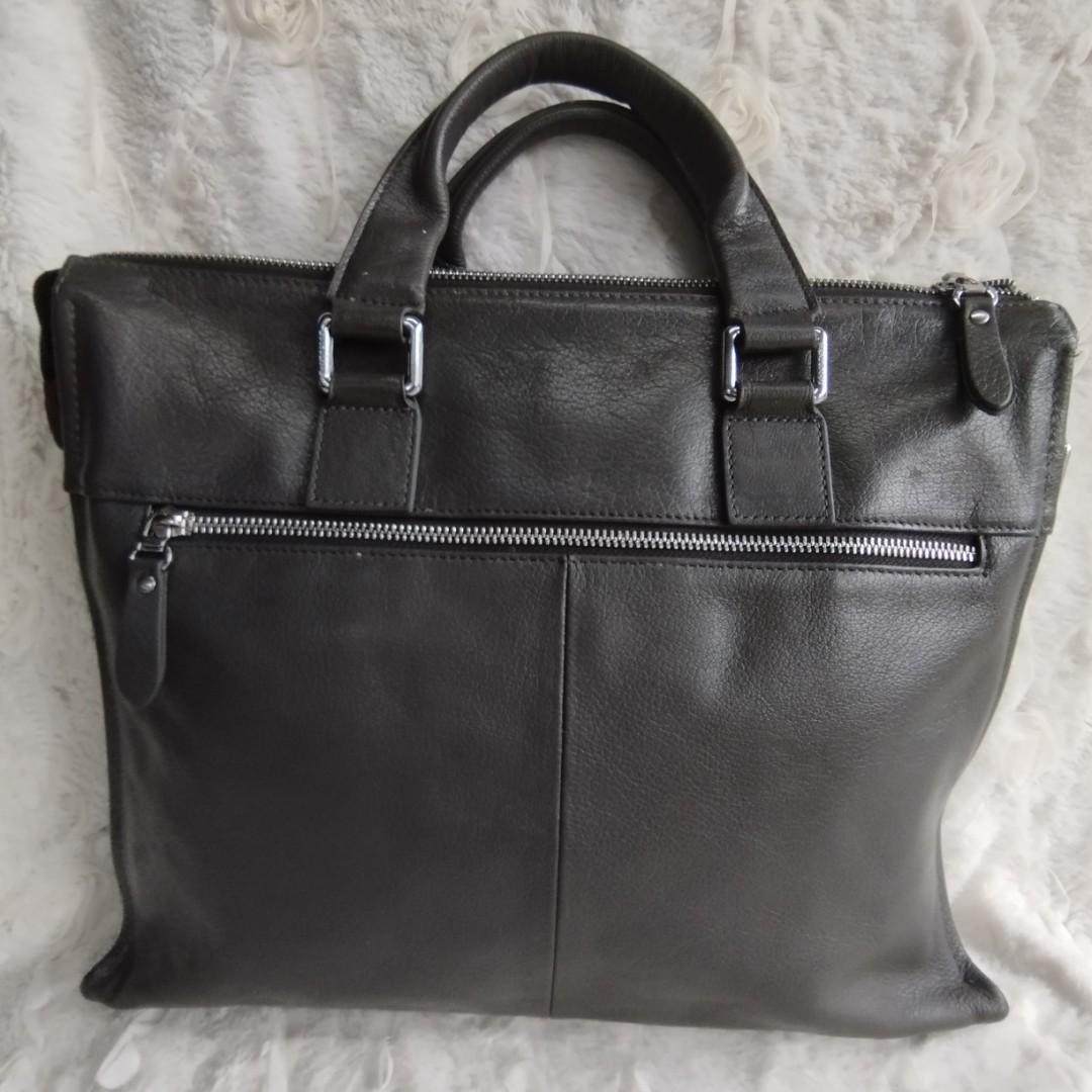 SALE!! Auth Bandicoot Laptop/Document Bag (Category: Laptop Bags & Sleeves) located in Binan City. Submitted by lehcarsmusthaves (Listing ID 1154901395, Image 3). Description: 💕genuine leather 💕high-quality 💕gray color 💕can fit small laptops 💕minimal signs of use Please manage your expectations as this is not brand new.