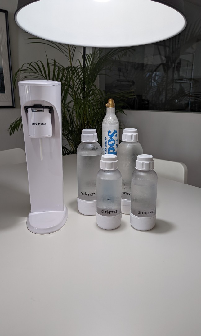 Drinkmate water carbonator / sparkling water maker set with CO2