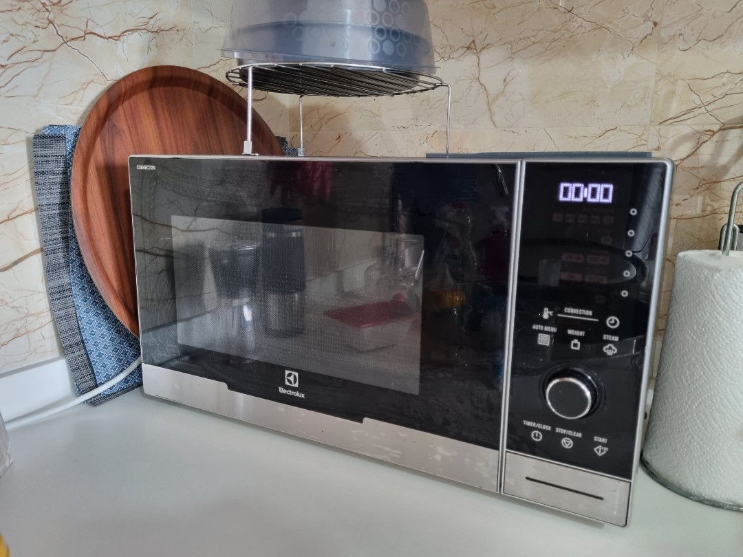 Electrolux microwave/convection oven 30L, TV & Home Appliances, Kitchen
