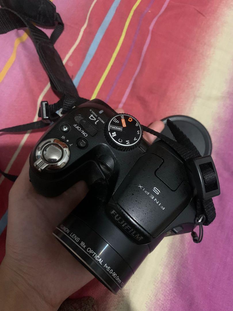 Fujifilm Digital Camera Finepix S with free pouch (Category: Cameras) located in Quezon City. Submitted by probablyblythes (Listing ID 1154898367, Image 2). Description: No damage. Still working but dint have batteries. Gcash plus sf. QC Loc.