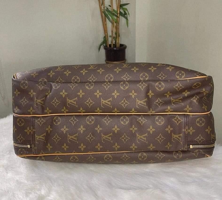 Lv travel bag (Category: Luxury Bags & Wallets) located in Butuan. Submitted by jen_pre (Listing ID 1154839405, Image 2). Description: .