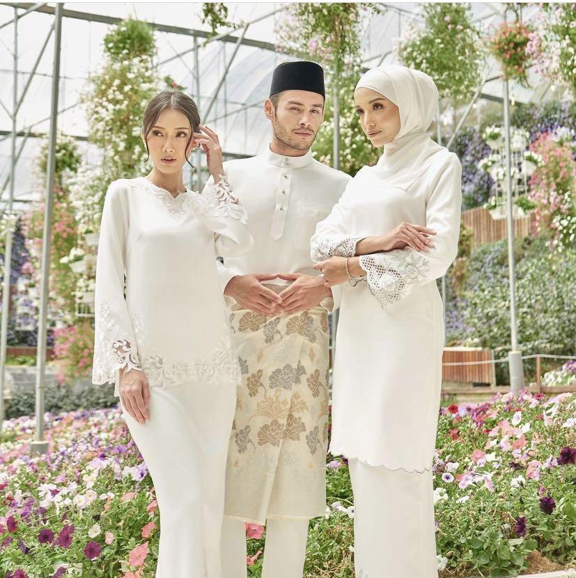 MYRAVALLYN white baju kurung both male and female on the left- size M ...