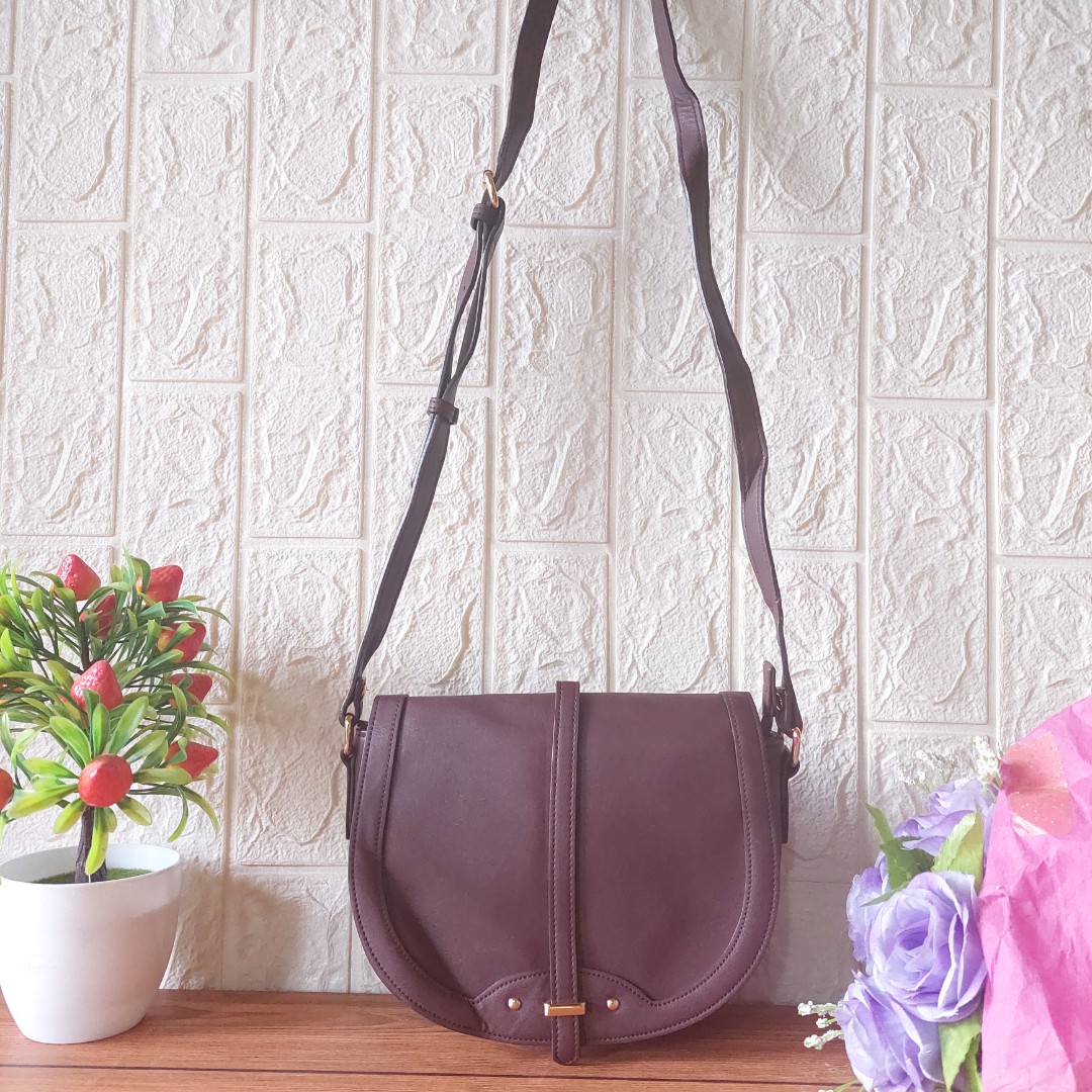 Vincis bench sales sling bag price