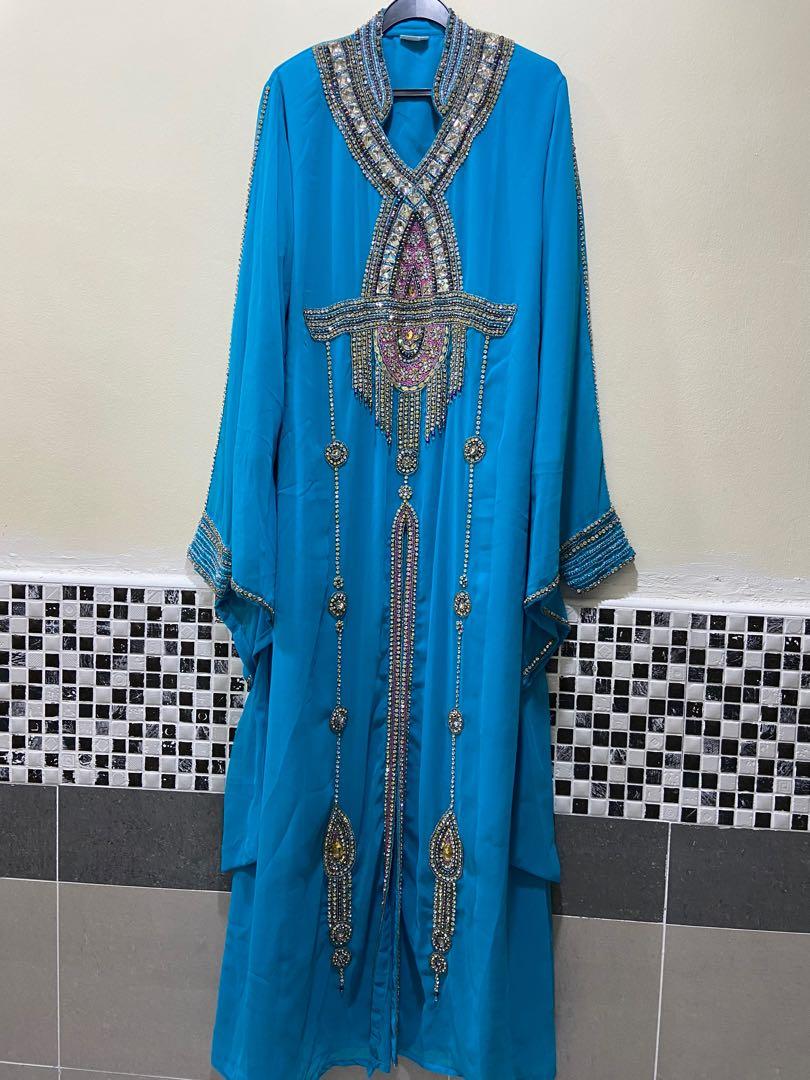 Turquoise Kaftan (Category: Kaftans & Jubahs) located in Singapore. Submitted by sykrhmsa (Listing ID 1154763708, Image 1). Description: very heavy kaftan Size : S-M, 146cm bought this around 200+ 5th picture : there’s a tie back so you can adjust following your preference. The lighting doesnt show the real colour. refer at the last picture, it is something like that. ‼️‼️ can try bargain .