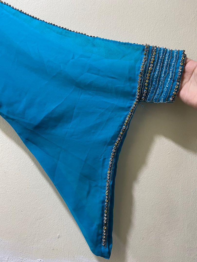 Turquoise Kaftan (Category: Kaftans & Jubahs) located in Singapore. Submitted by sykrhmsa (Listing ID 1154763708, Image 2). Description: very heavy kaftan Size : S-M, 146cm bought this around 200+ 5th picture : there’s a tie back so you can adjust following your preference. The lighting doesnt show the real colour. refer at the last picture, it is something like that. ‼️‼️ can try bargain .