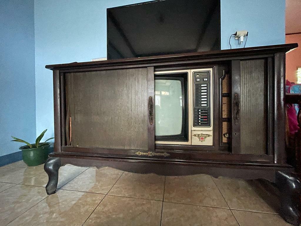 Tv jadul Sharf Linytron kayu Jati, Antik, Furnitur di Carousell