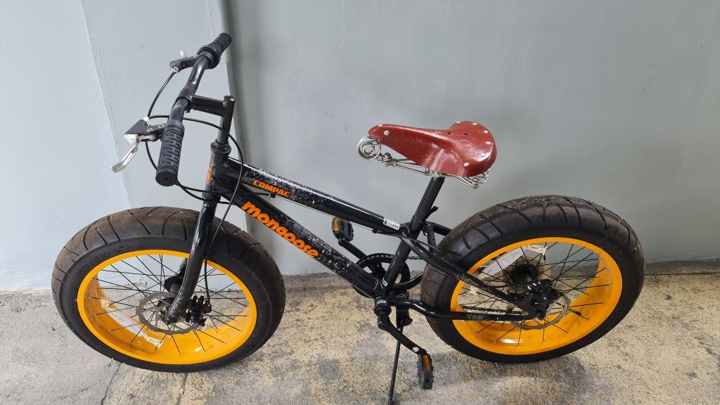 Mongoose massif fat deals tire bike