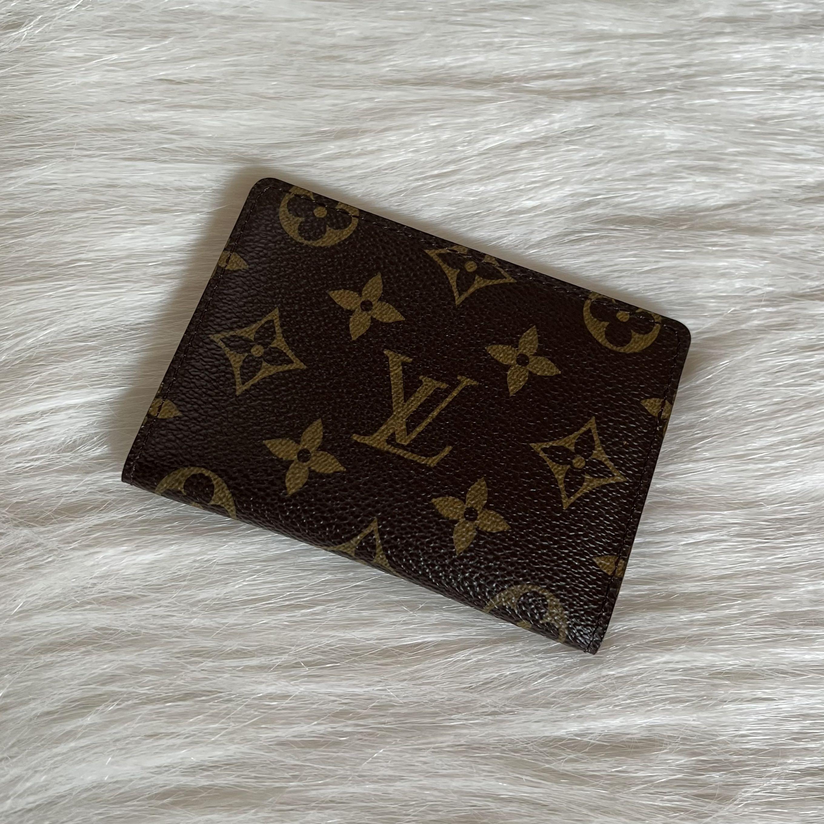 Preloved Louis Vuitton Monogram Card Wallet MI0015 040223 – KimmieBBags LLC