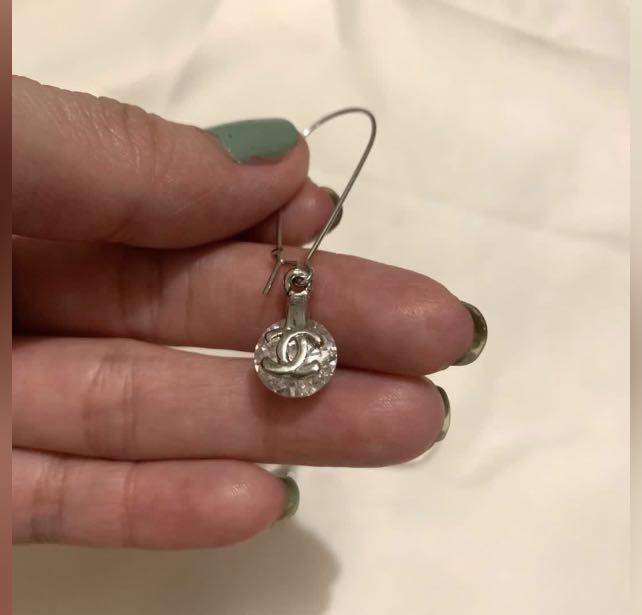 drop earrings non tarnish zirconia stone (Category: Earrings) located in Valenzuela. Submitted by maks28 (Listing ID 1154990467, Image 2). Description: 9/10 condition RFS: decluttering Payment options: BDO/BPI/GCASH 1 day reservation only No return No exchange Shipping fee shouldered by the buyer .