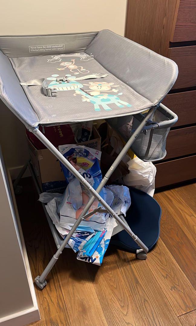 diaper changing table, 兒童＆孕婦用品, 洗澡及換尿片, 洗澡及換尿片 換片墊及相關用品 Carousell