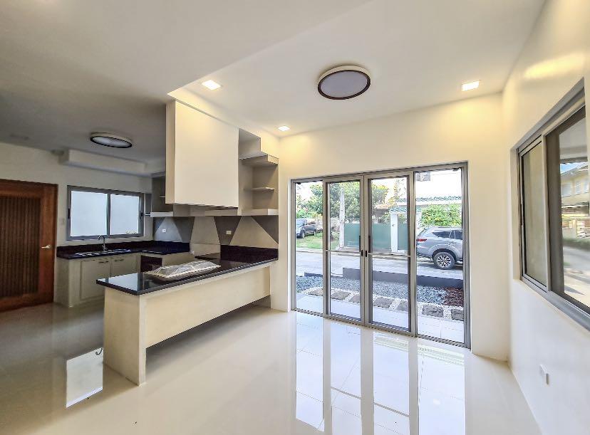 J.P. Luxurious SunSoaked House & Lot Property For Sale in Golden