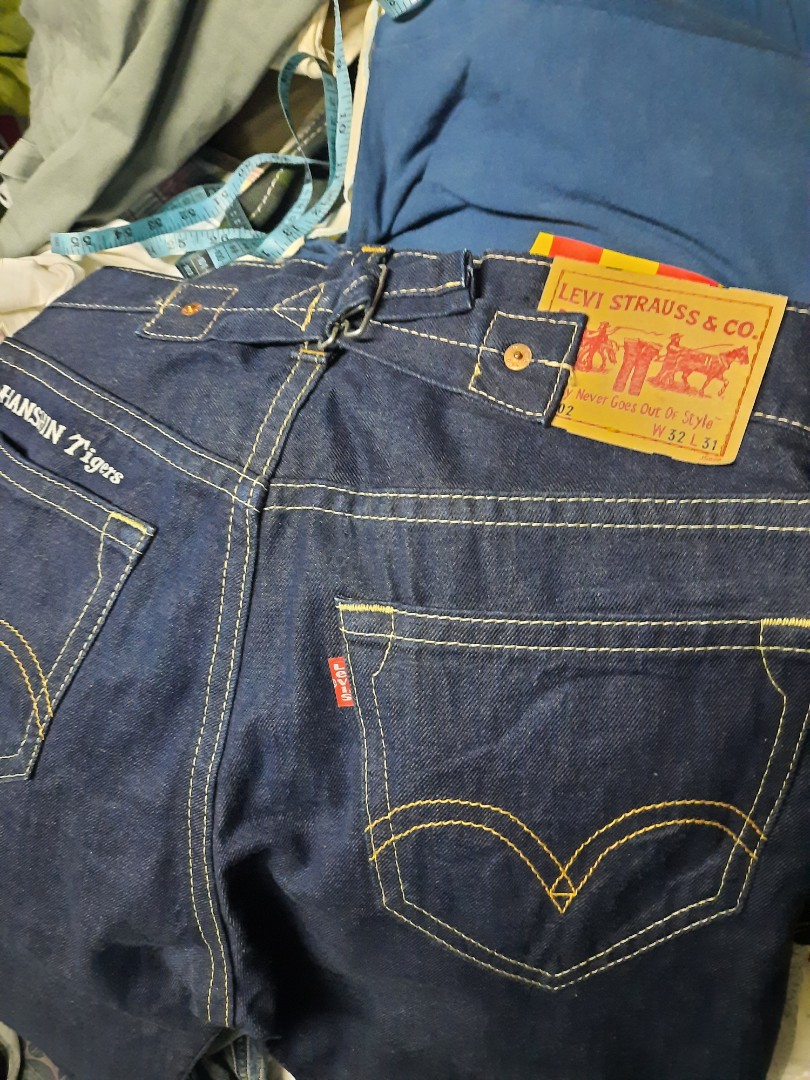 Levis buckle shop back jeans