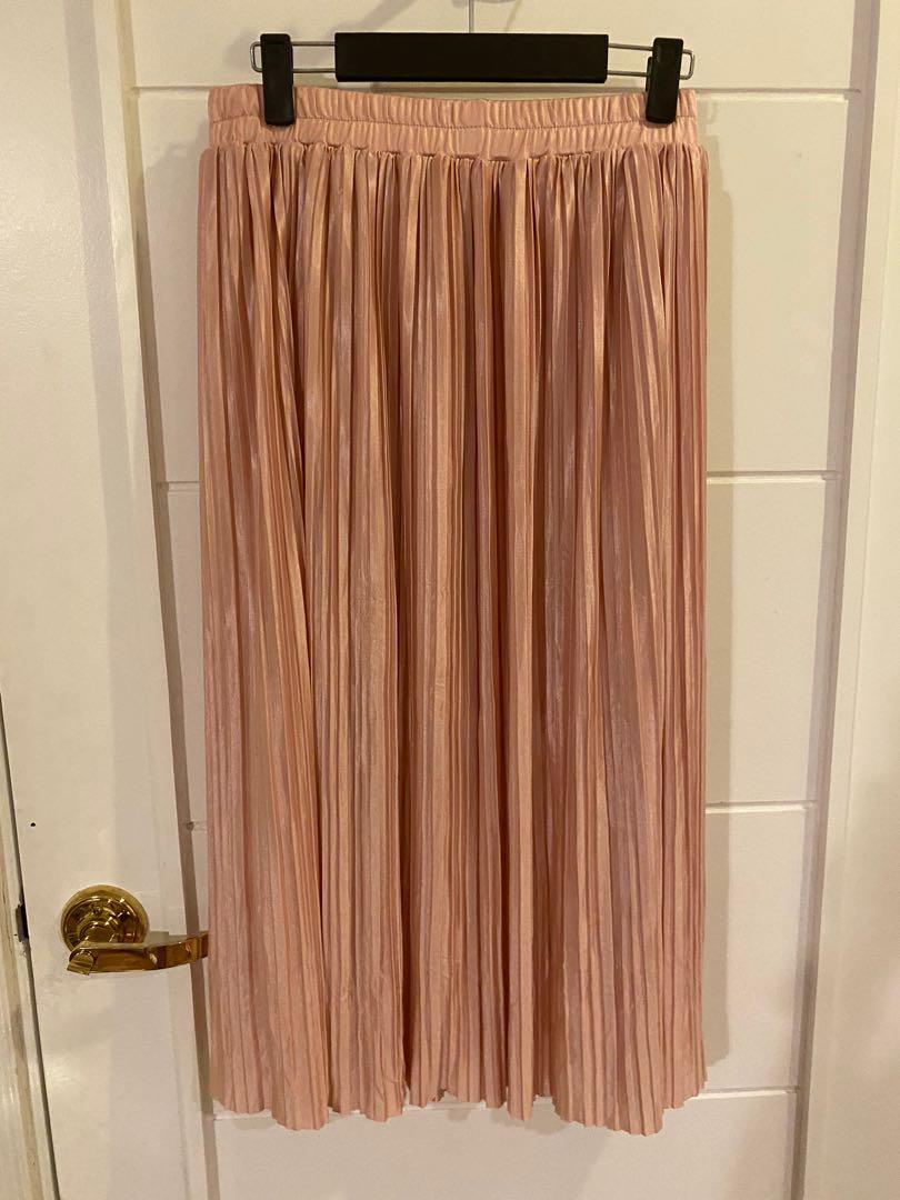 Silky Pleated Midi Skirt M-L (Category: Skirts) located in Makati City. Submitted by funcloset (Listing ID 1155062951, Image 1). Description: Waist 28 stretchy Length 31 10/10.