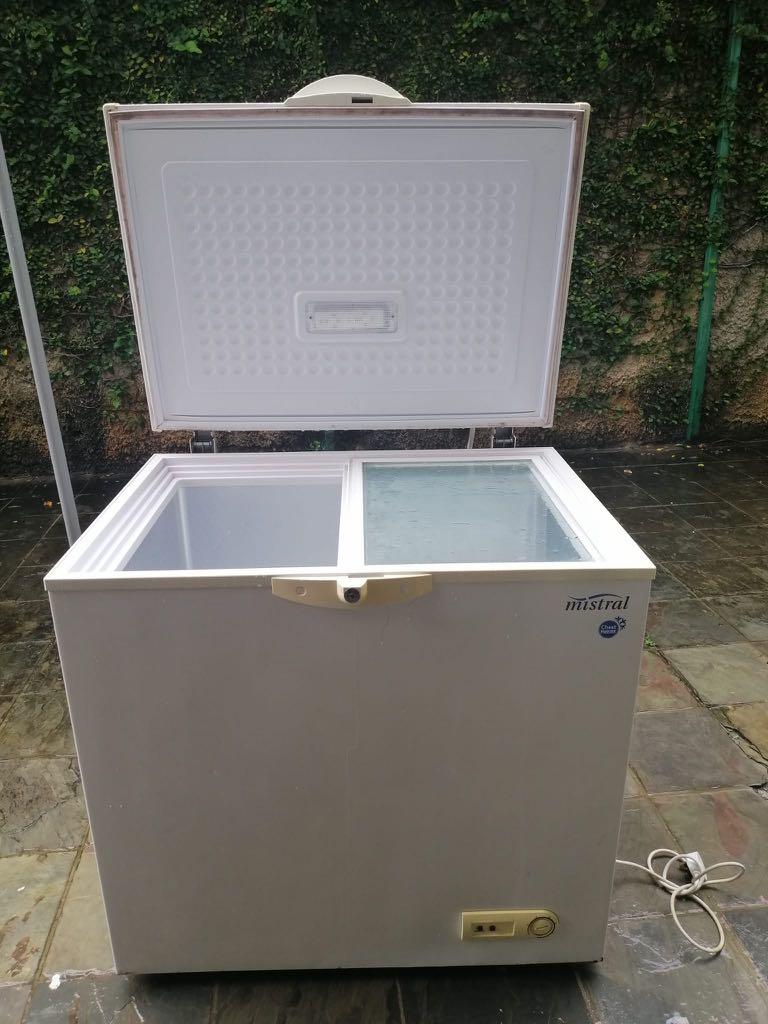 Chest Freezer Look and feel new, TV & Home Appliances, Kitchen