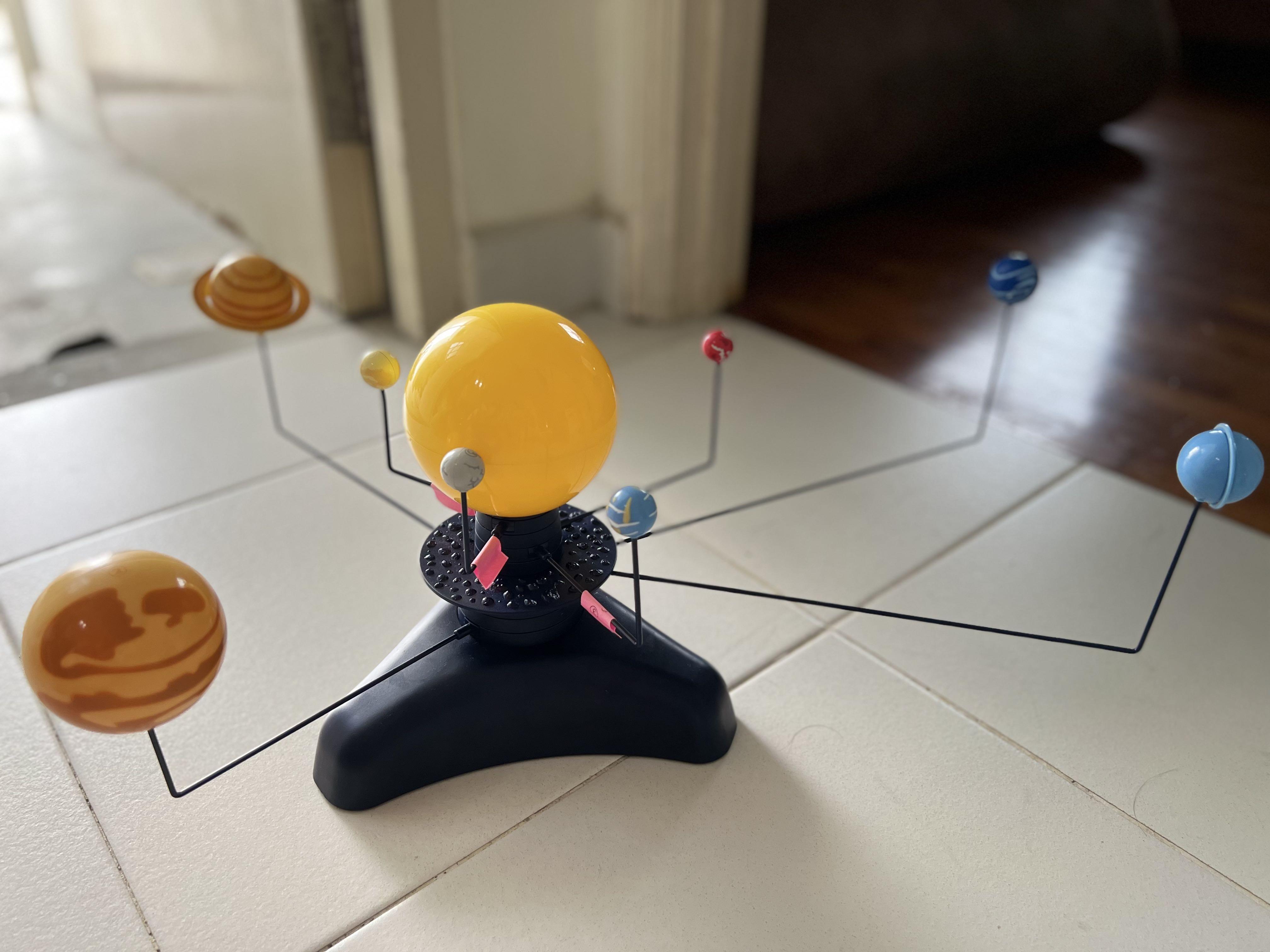 Educational Insights GeoSafari Motorized Solar System, Rotating Solar