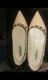 Flat shoes with studs