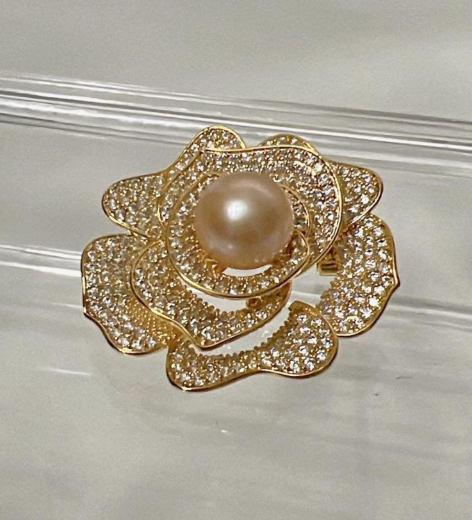Gold and pearl brooch discount