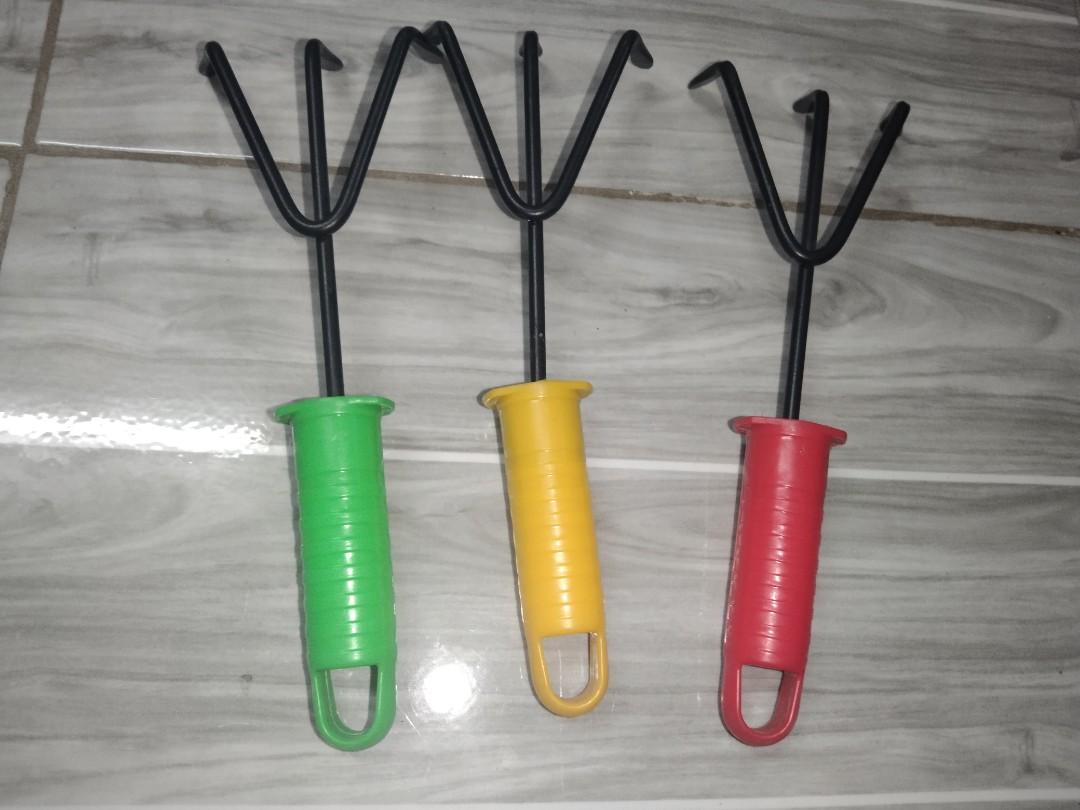 Hand Cultivator /Rake, Furniture & Home Living, Gardening, Gardening