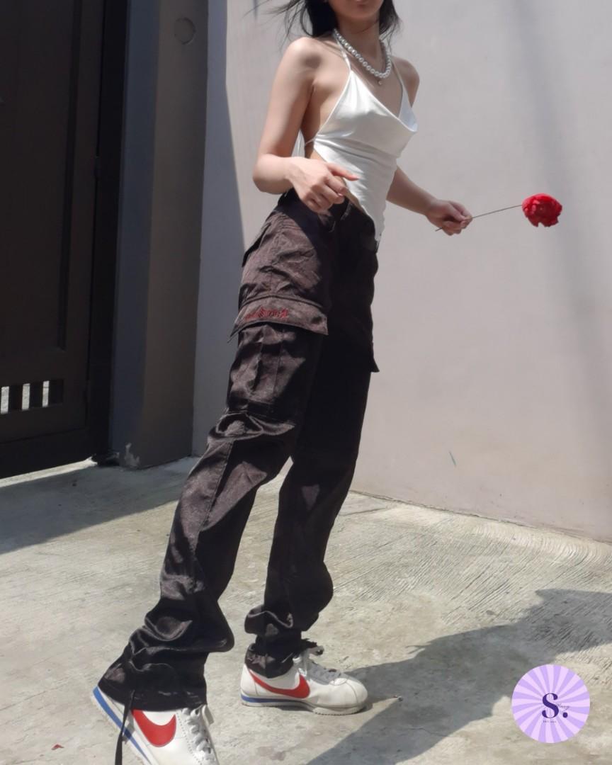 Silk satin y2k aesthetic cargo choco brown (Category: Other Bottoms) located in Quezon City. Submitted by macyych (Listing ID 1155202551, Image 2). Description: AMPRETYY NETOHH! HIGH WAIST Waist: 30 Length: 40 (TR4) #splashdeals.
