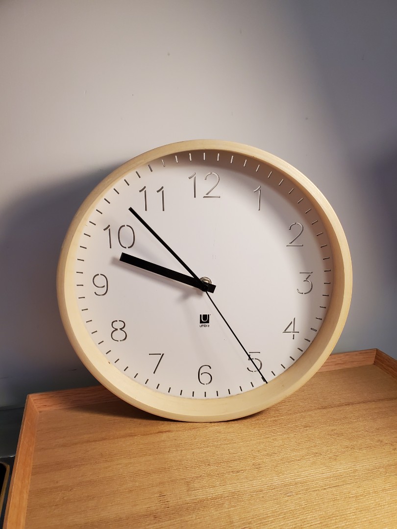 美國Umbra木製掛牆鐘Umbra Ribbonwood Clock 原價Usd $65, 傢俬＆家居, 家居裝飾, 時鐘- Carousell