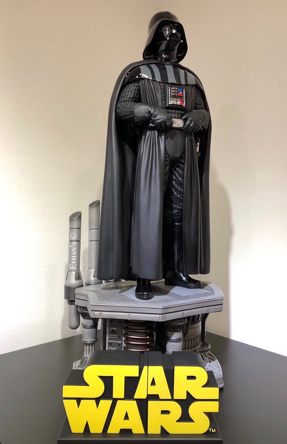 🔥FIRE SALES!!! XM Studios Darth Vader 14 Scale Statue. Displayed in