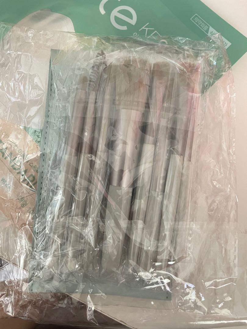 化妝掃套裝 mini size 7支連套 （分類：化妝品）位於 Hong Kong。 由 elyyylaam 提交（商品編號 1155382784，圖片 2）。簡介： $30一套包平郵 。
