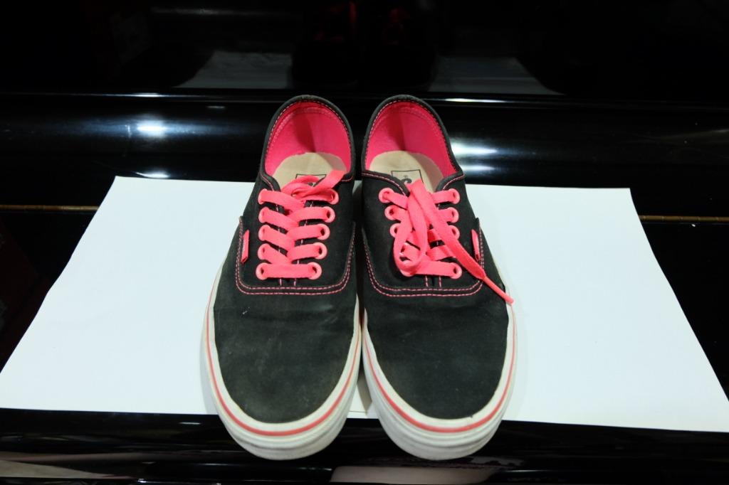 Black vans deals with pink laces